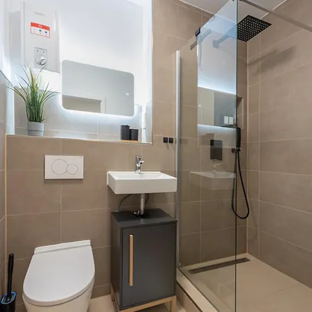 Stilvoll & Zentral In Der Innenstadt, Nahe Hauptbahnhof Und Limbecker Platz, Helle Und Grosszuegige Raeume, Voll Ausgestattete Kueche إسن